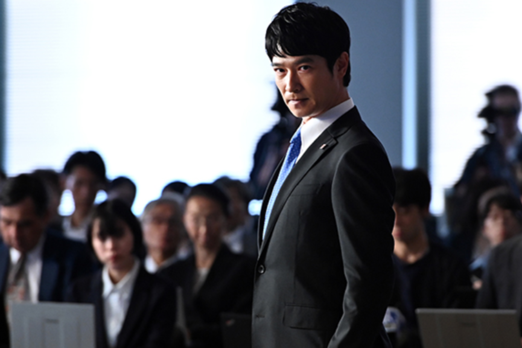 介紹自己的時候要小心不要太快「響朵」,例如說我是什麼人介紹入這公司,或說認識這公司的某某某高層。(《半澤直樹》劇照)