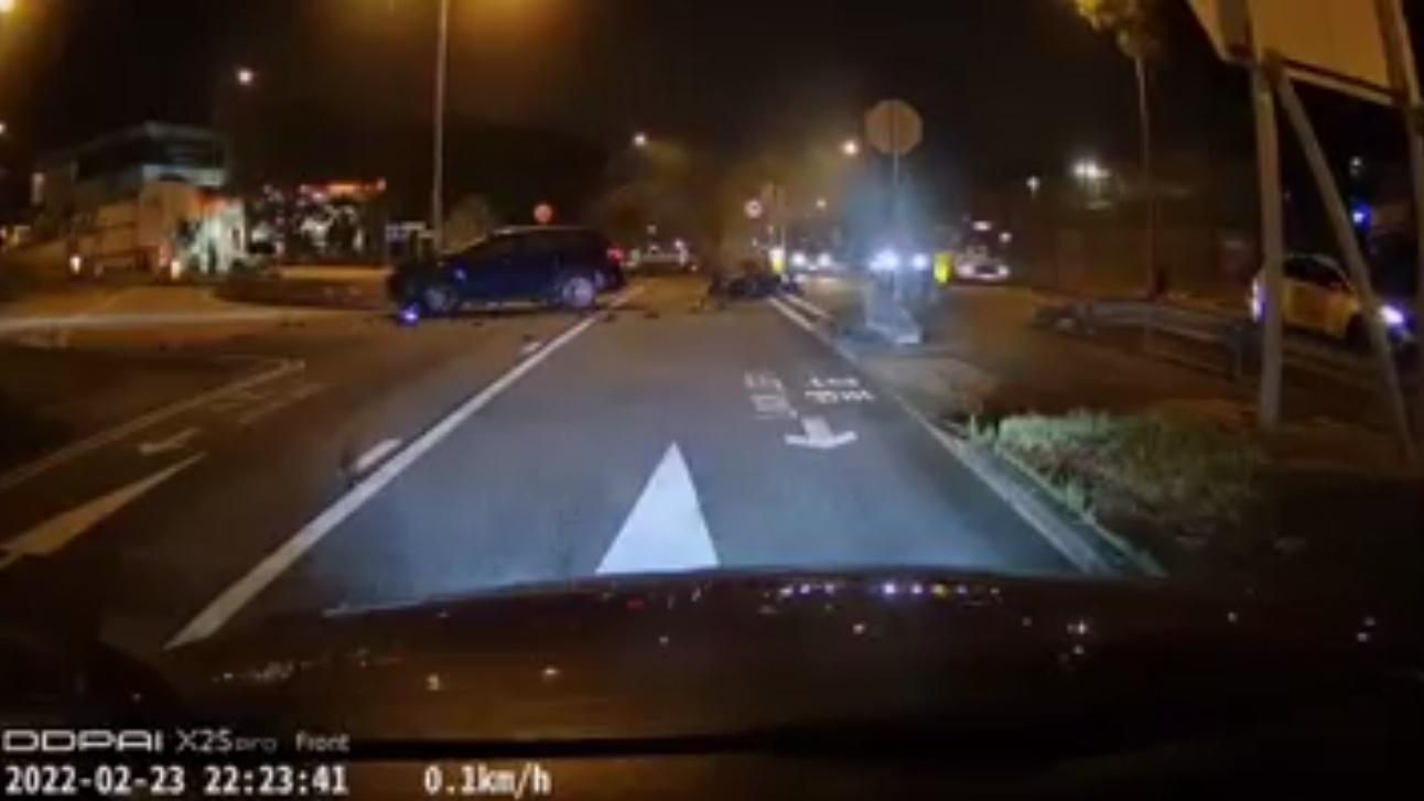 另一段車cam則拍下清水灣道往九龍方向,意外發生後現場。(車cam L(香港群組)@FB)