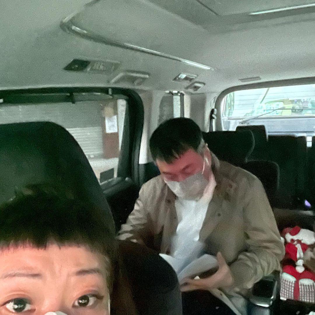 黎耀祥在車上看劇本也沒有除下口罩。