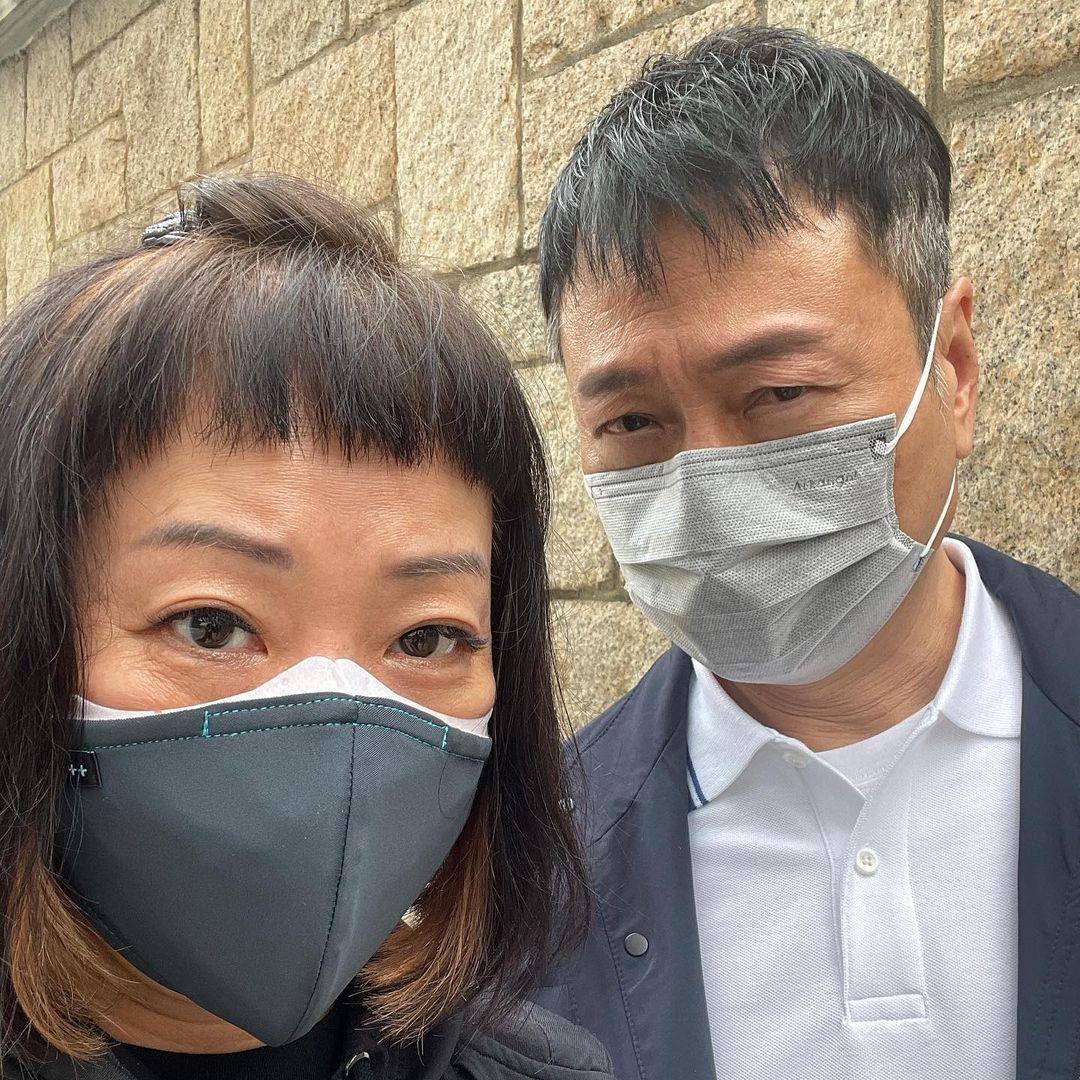 黎耀祥與太太合照。
