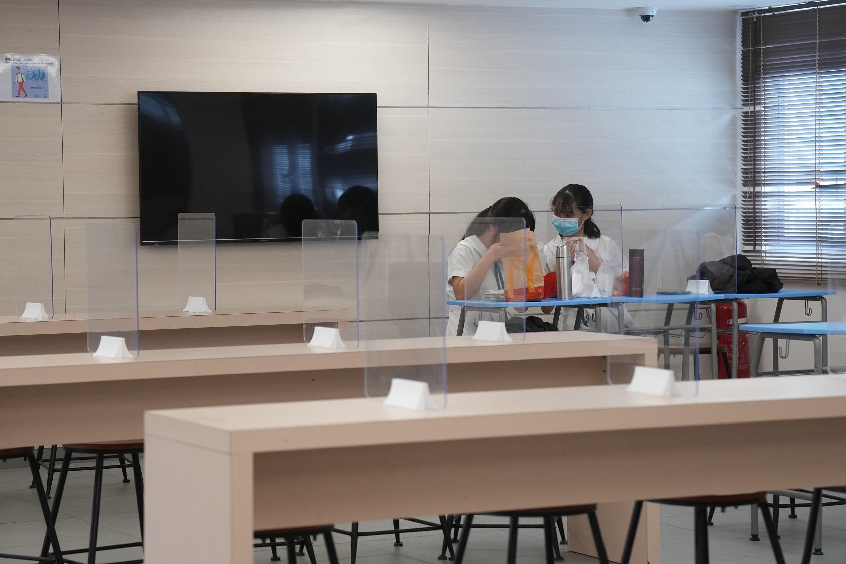 政府計劃下月19日分階段讓全港中小學及幼稚園恢復面授課堂。(資料圖片/陳奕釗攝)