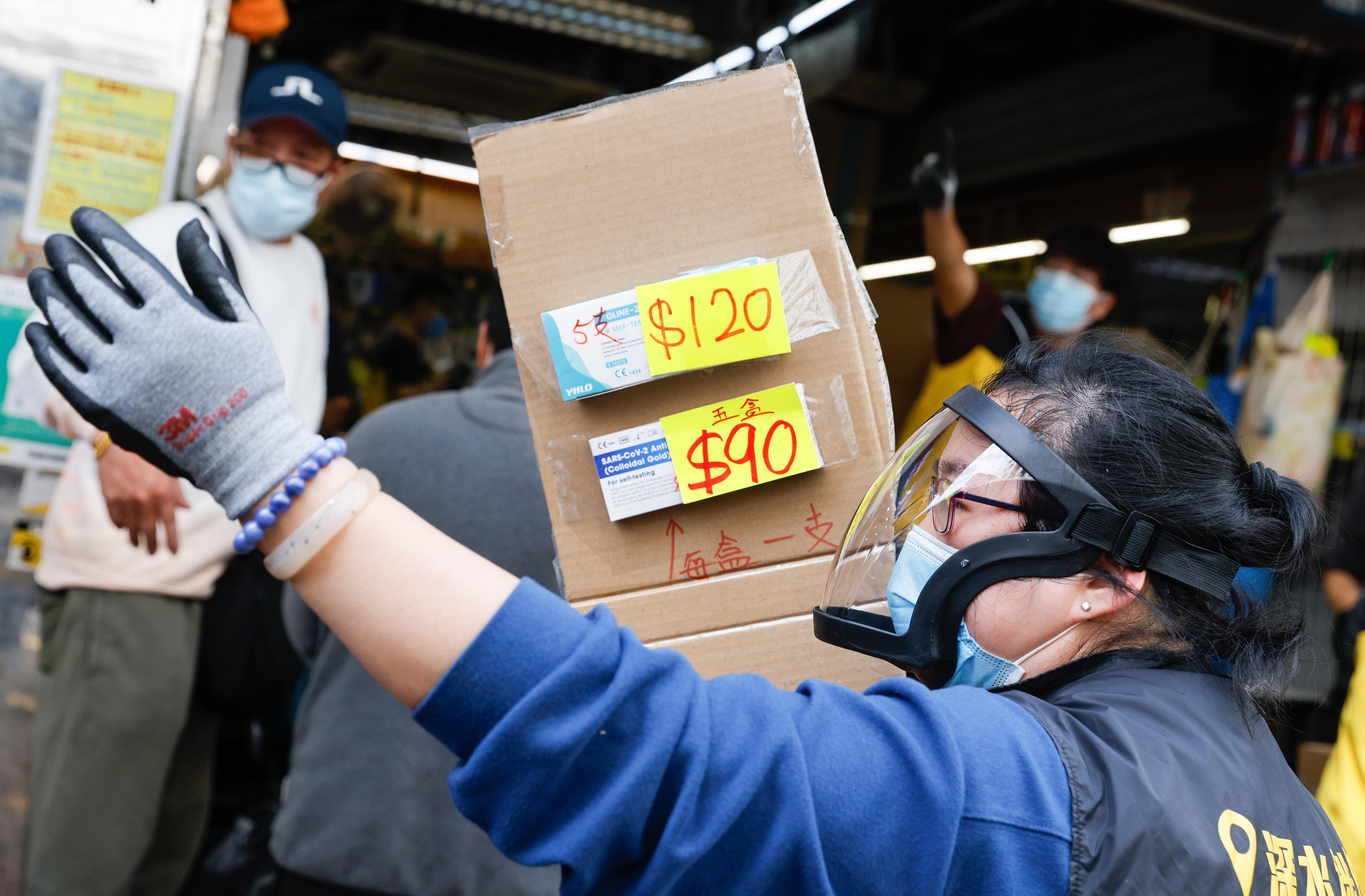 市民搶購快速測試包。(資料圖片/蘇文傑攝)