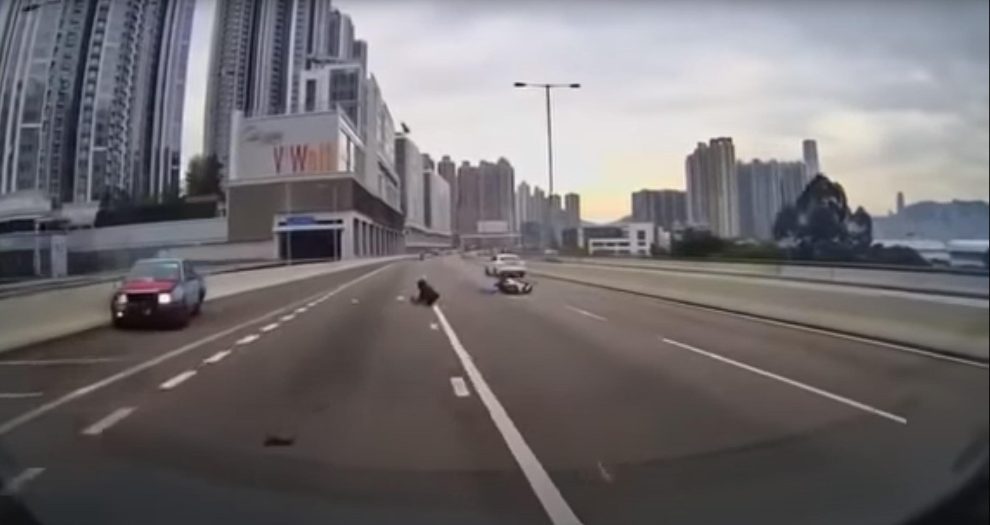 車Cam直擊|西九龍公路的士掃低電單車 女騎士跌傷坐地待援