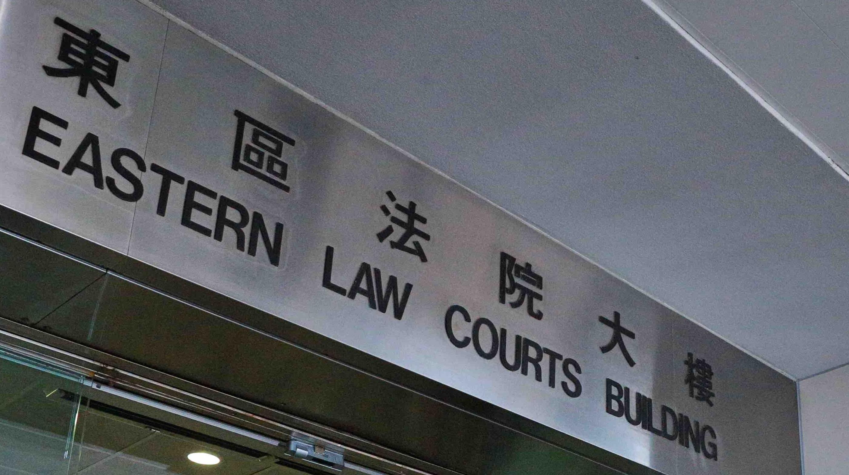 一名港台兼職記者被控去年國安教育日藏氣槍等案件,今日裁定罪名不成立。