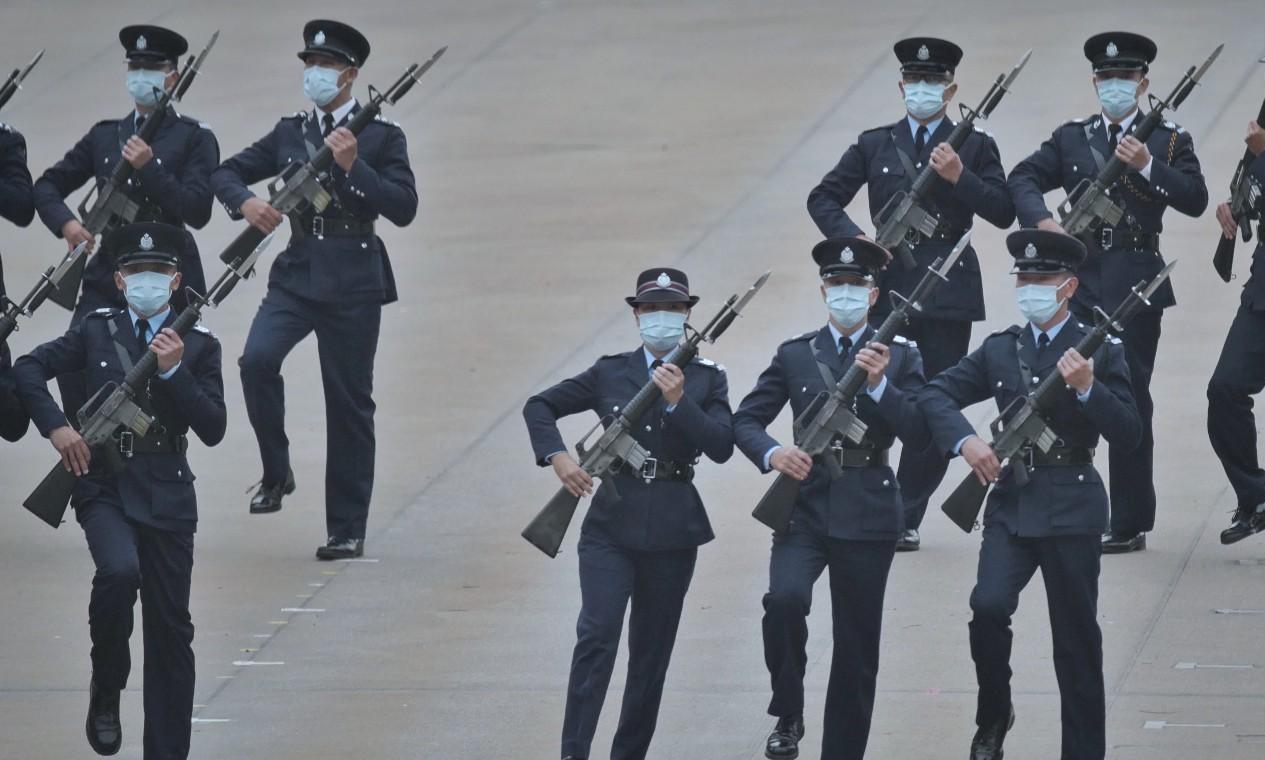 一名港台兼職記者涉嫌去年4月「全民國家安全教育日」前往黃竹坑警察學院採訪途中,被警員截查時搜出其背包有2支氣槍及1部無線對講機。
