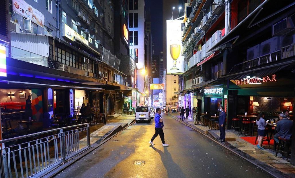 中環德己立街酒吧、食肆及商舖林立,人氣暢旺,新近錄得該處一個地舖連閣樓大額成交,據悉買家為「住好啲」創辦人楊志超。(資料圖片)