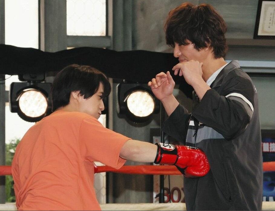 今日活動,木村與高橋海人登上擂台示範練拳。