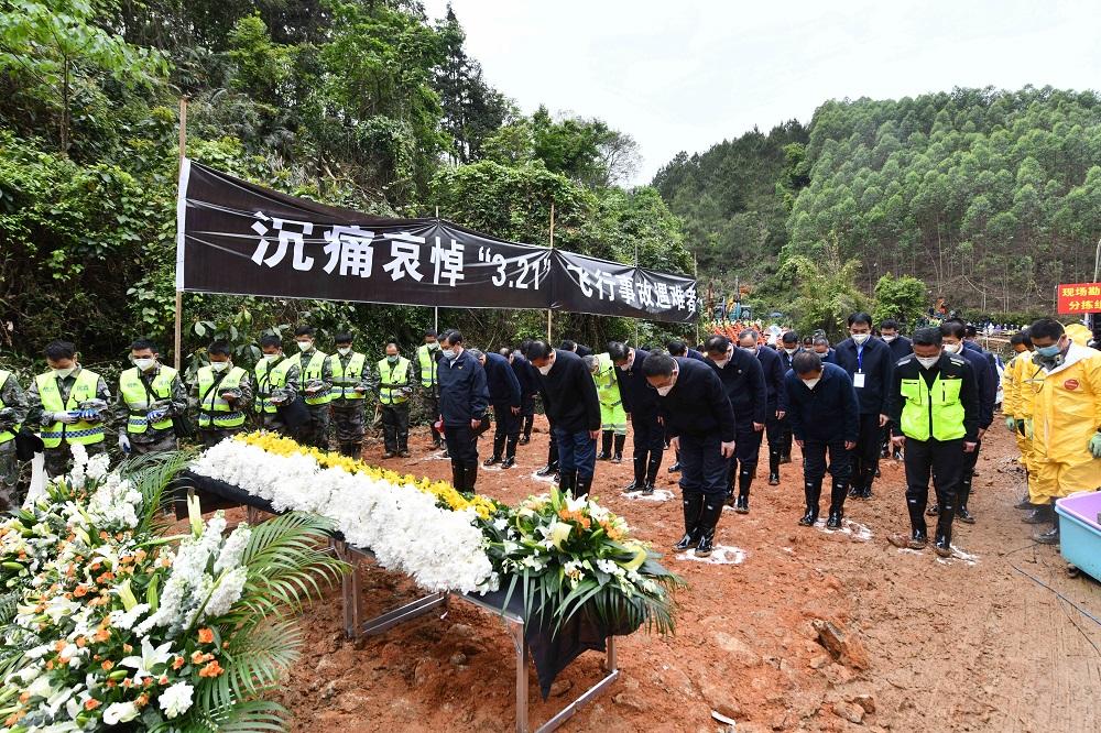 東航空難132人全部罹難,墜機現場在遇難者頭七舉行悼念活動,國務委員王勇到場致哀。(新華社)。