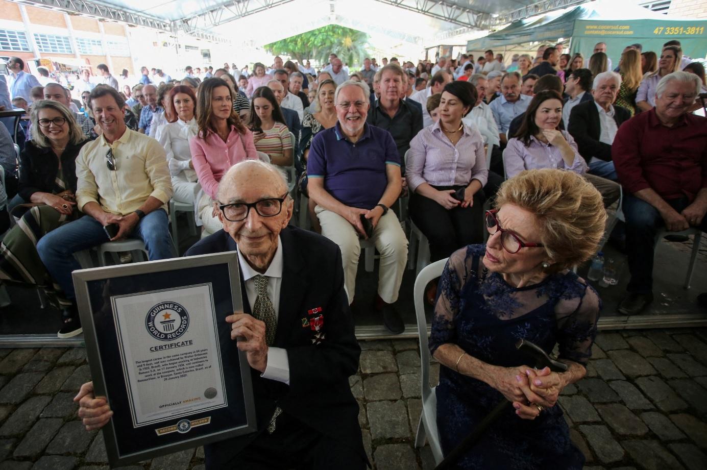 奧斯曼上周在100歲生日派對上,與親友歡聚。(路透社)