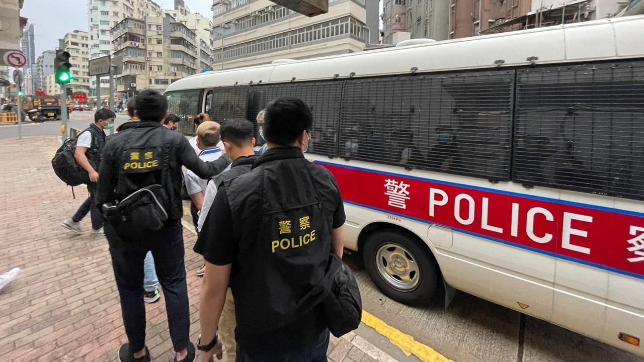 深水埗搗破非法賭檔,拘捕5人包括經營者。(警方圖片)