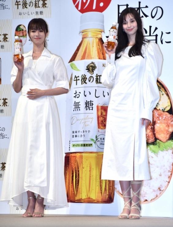 深田恭子今日現身記者會,孖中條彩未齊以白裙登場。