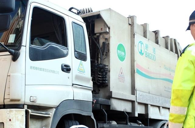 合資格的垃圾車司機及跟車員工可獲第六輪「防疫抗疫基金」的1萬元資助。