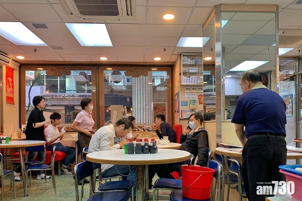 特首林鄭月娥昨日宣布,周四起率先放寬食肆堂食每枱最多8人。