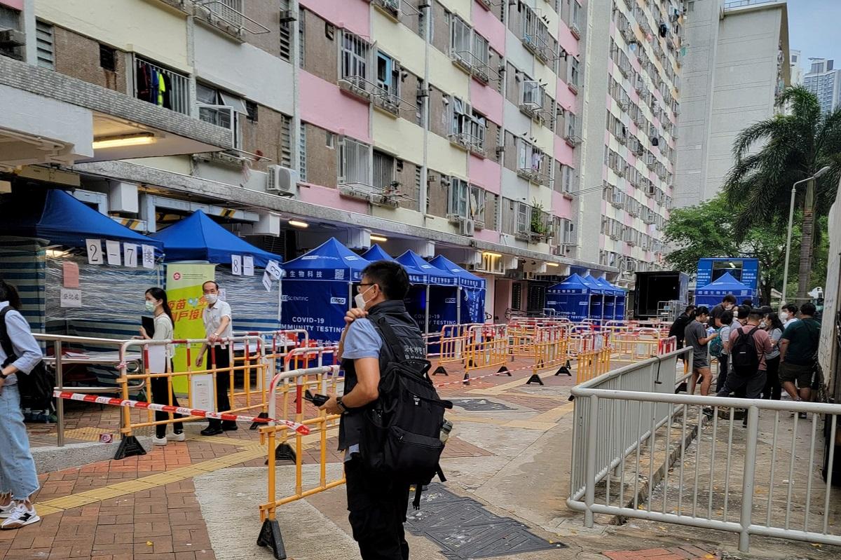 當局圍封麗閣邨麗芙樓,要求範圍內居民強制檢測。(網民Joanne Cheng@fb群組「長沙灣人」)