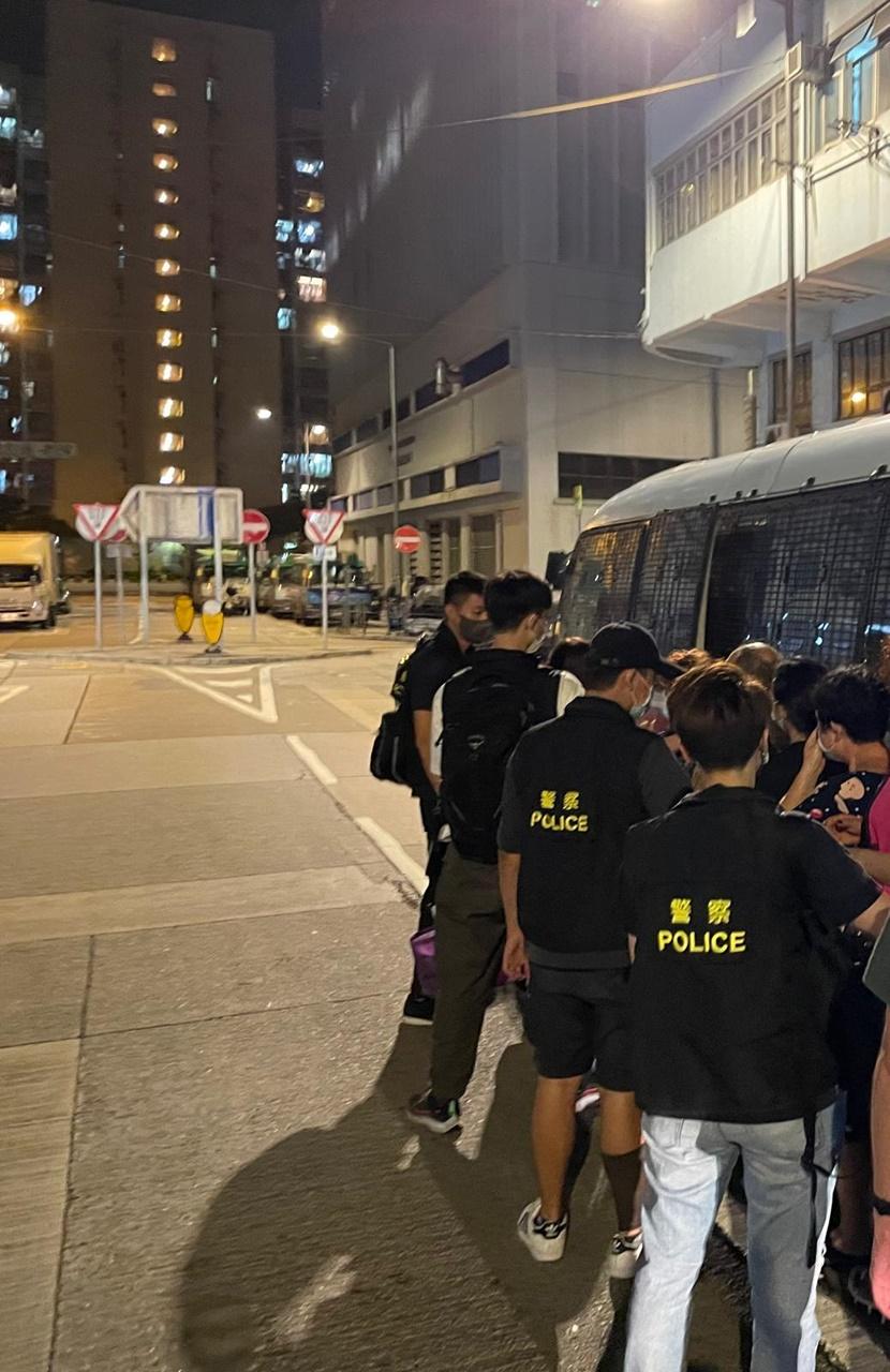警方於深水埗搗破非法賭檔,14男女被捕。(警方圖片)