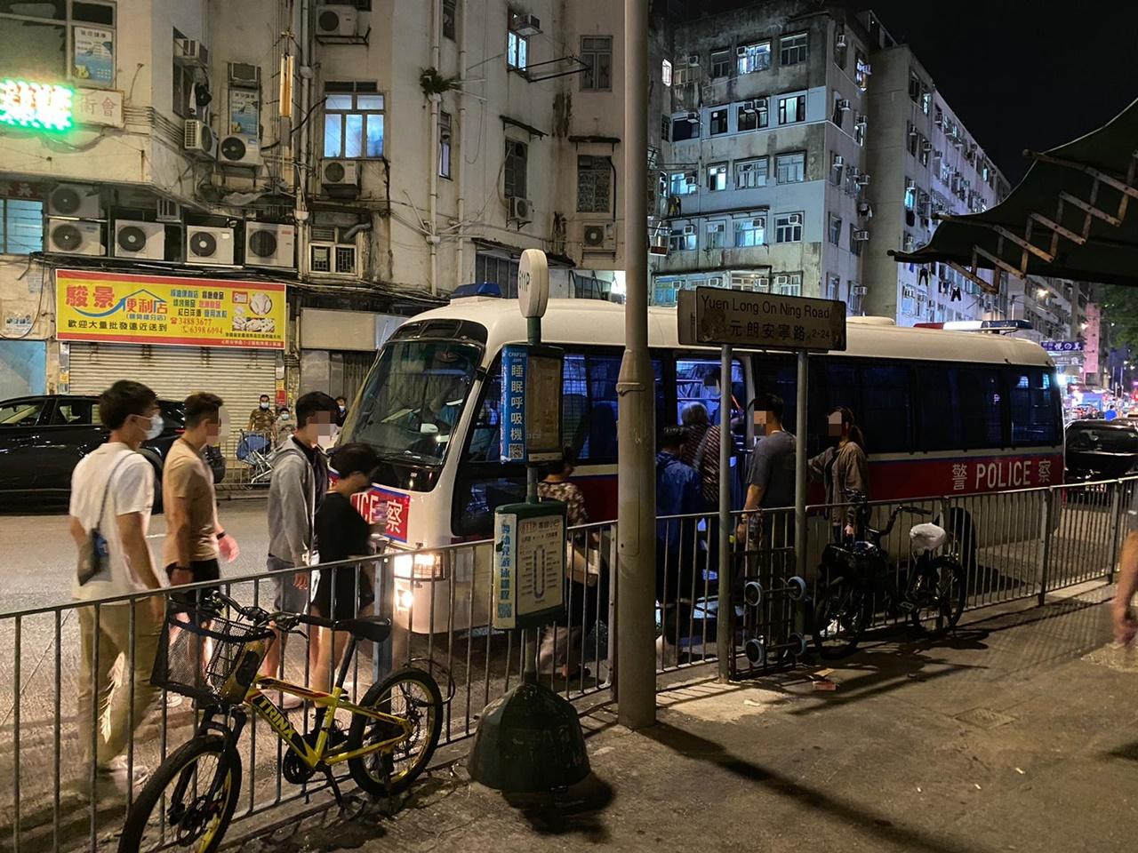 警方於元朗搗破懷疑非法賭檔,6男女被捕。(警方圖片)