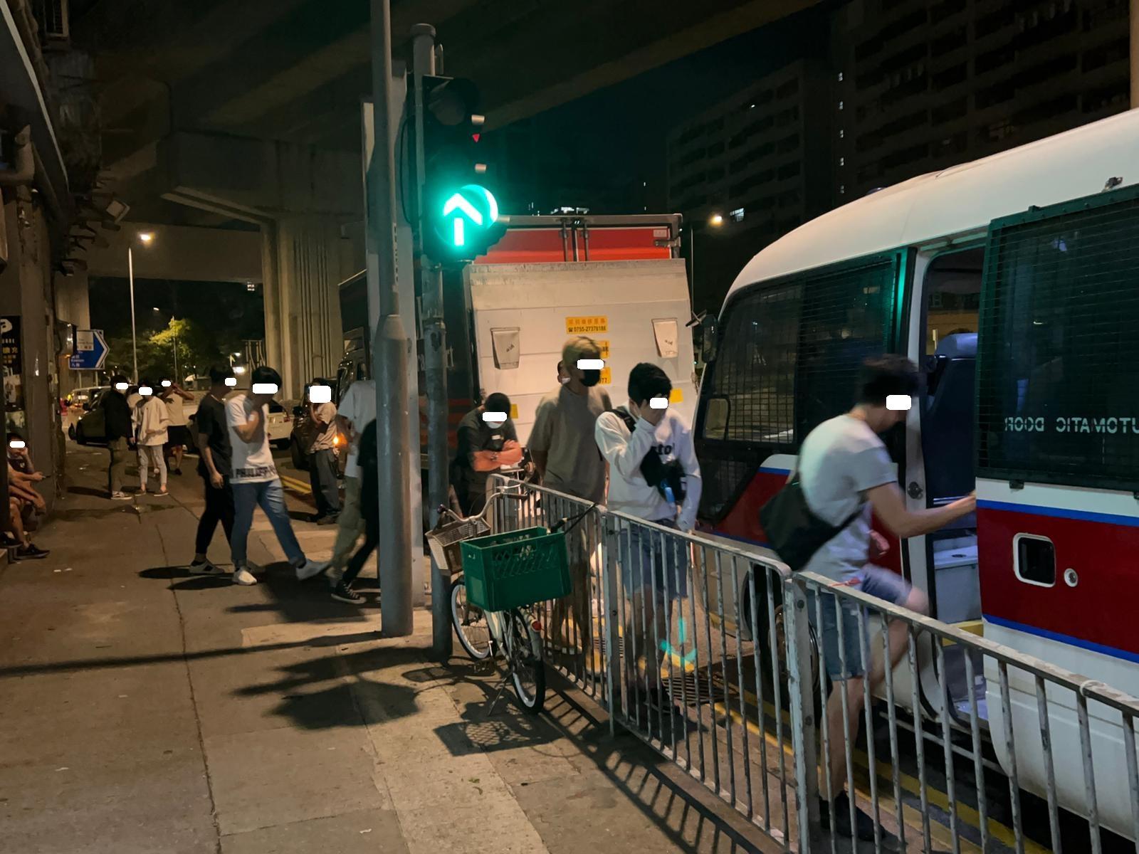 警方元朗搗破無牌樓上酒吧,拘捕62名男女。(警方圖片)