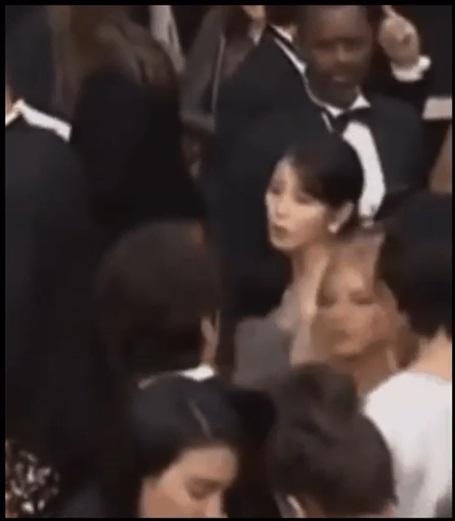 IU為新片行紅地毯期間,被一名金髮女子大力推撞。
