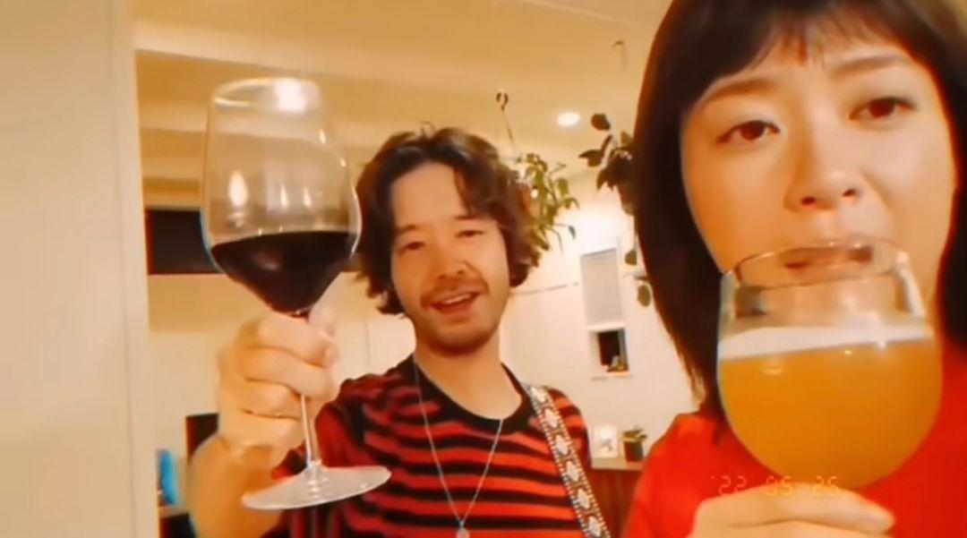 上野樹里剛度過36歲生日,兩夫妻碰杯慶祝。