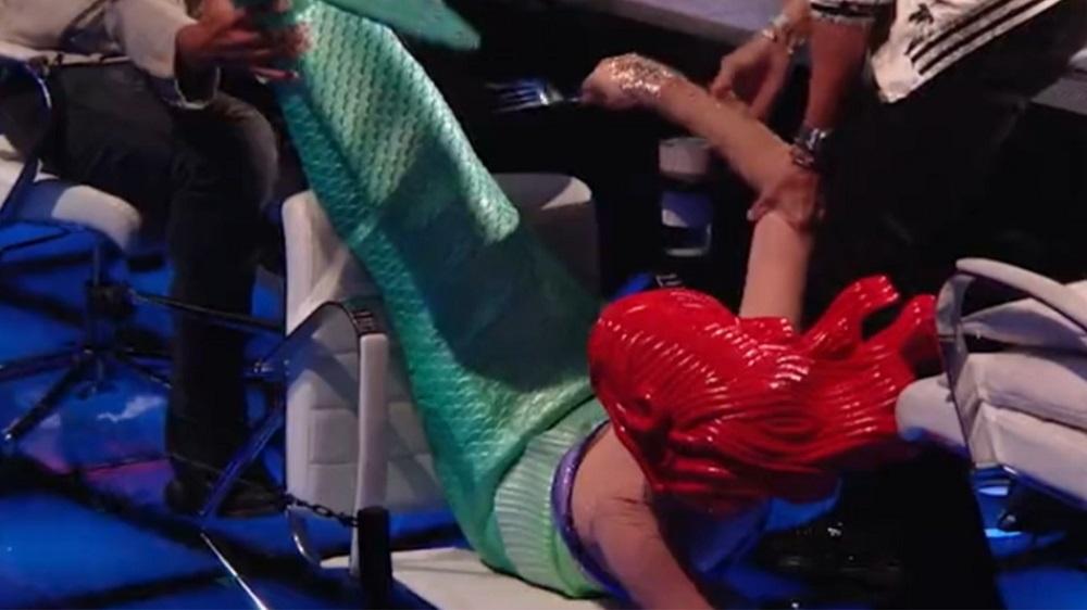 鏡頭一轉,Katy「撻生魚」咁跣落地。