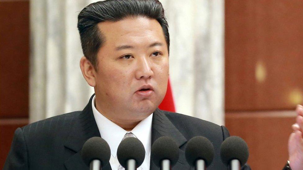 南韓傳媒認為,金正恩去年12月主持勞動黨全體會議時,下頜線較明顯。(路透社)