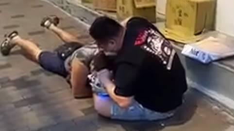 foodpanda外賣員與超市經理街頭激戰 叉頸鉸剪腳壓地