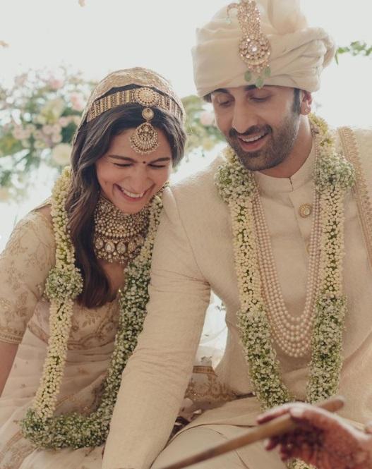 印度女神艾莉雅巴特今年4月嫁Ranbir Kapoor,昨日更宣布大肚。