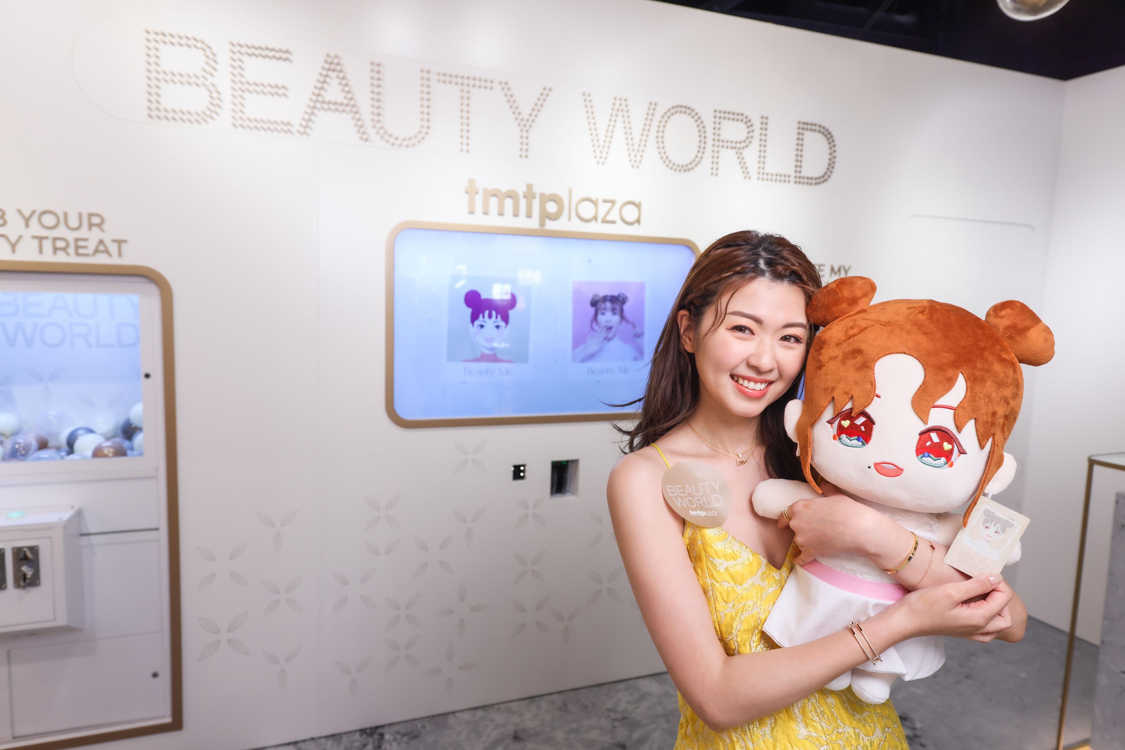 「膠戰」人氣女神劉沛蘅(Hillary)出席BEAUTY WORLD活動。