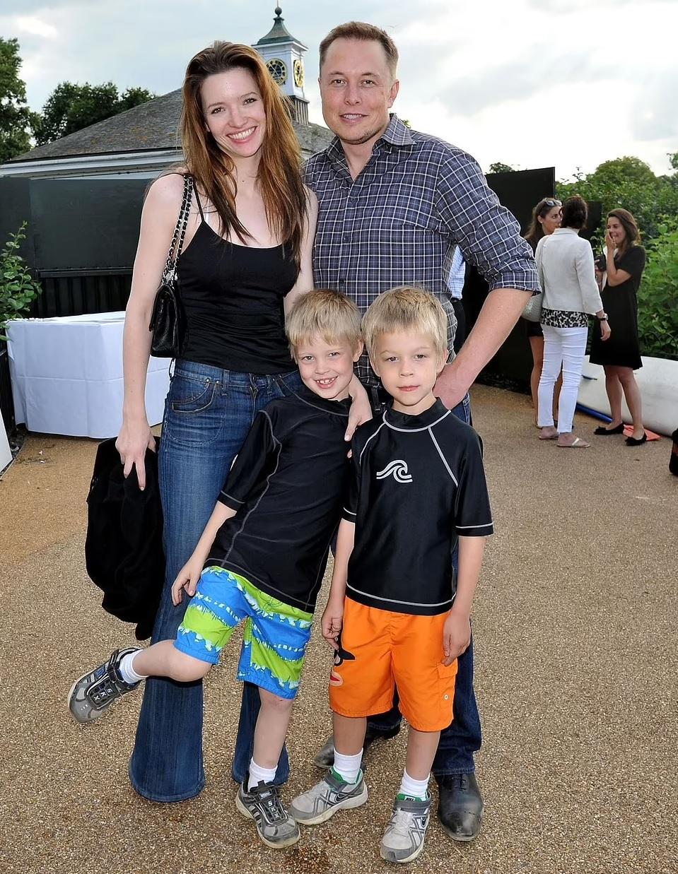 馬斯克與第二任妻子Talulah Riley 2015年與澤維爾和格里芬合照。前右為澤維爾。(互聯網)