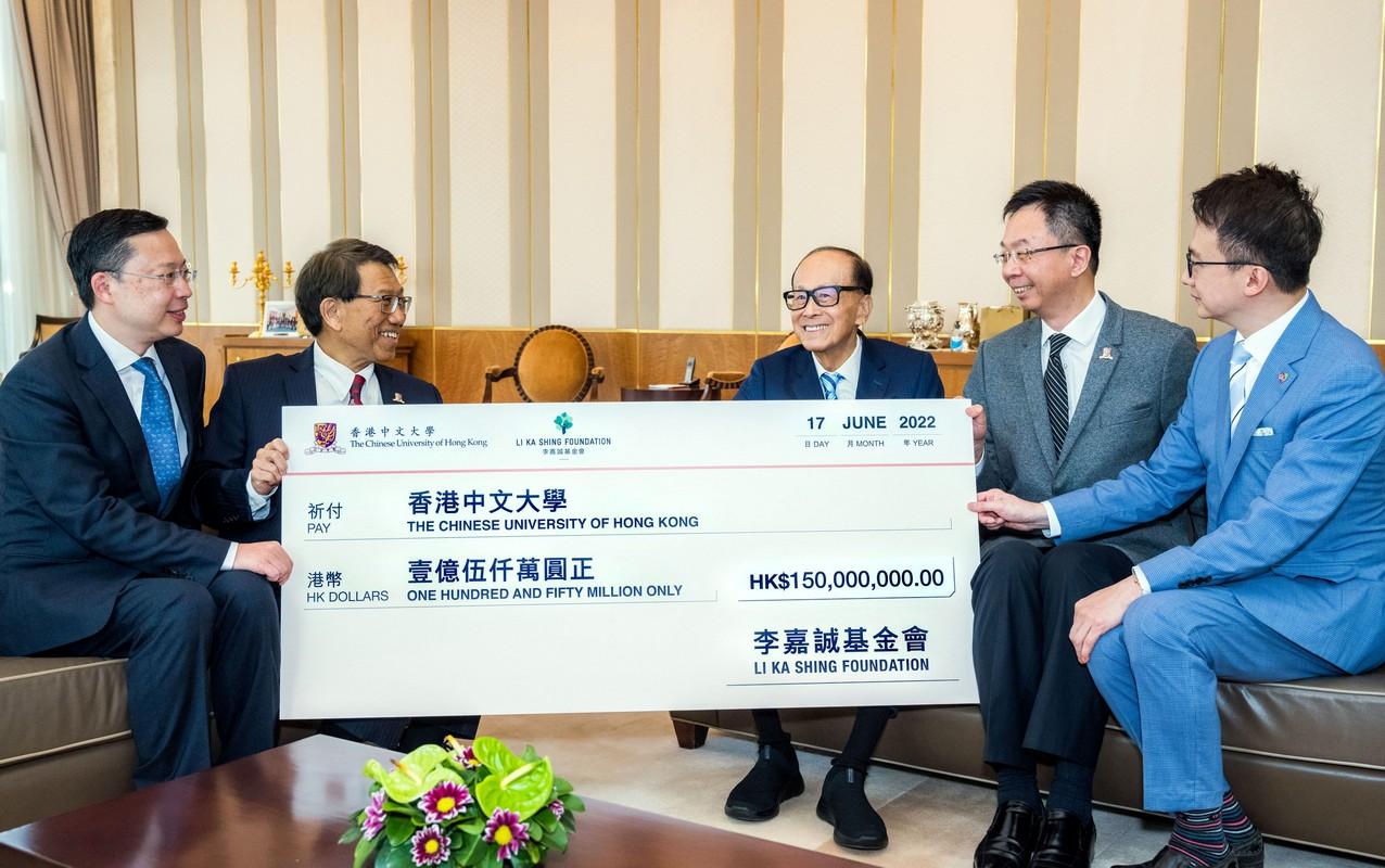 中大代表與李嘉誠會面,感謝他捐資1.5億元支持中大生物醫學科研發展。(中大圖片)