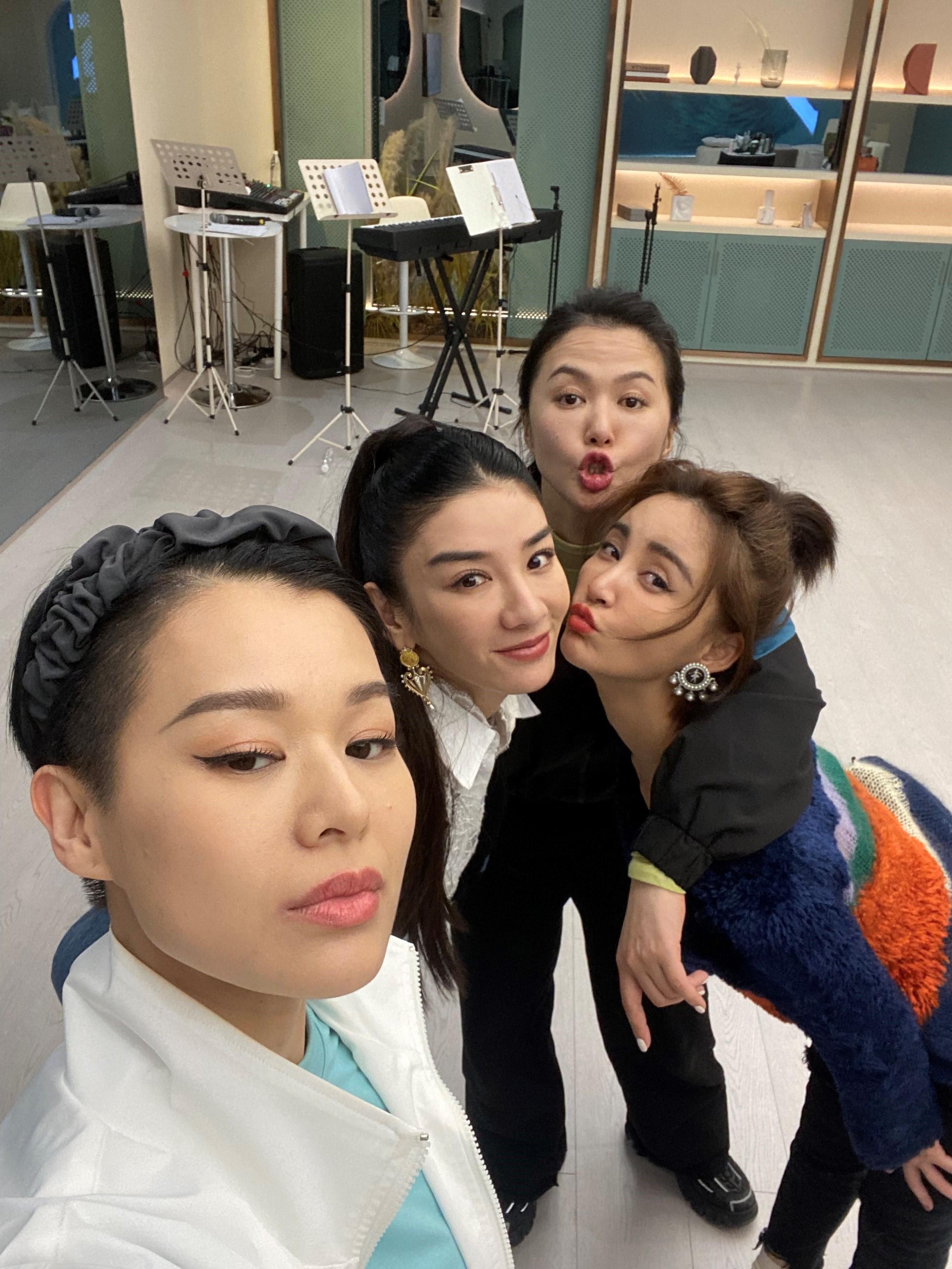 胡杏兒與譚維維、黃奕、張歆藝合照。