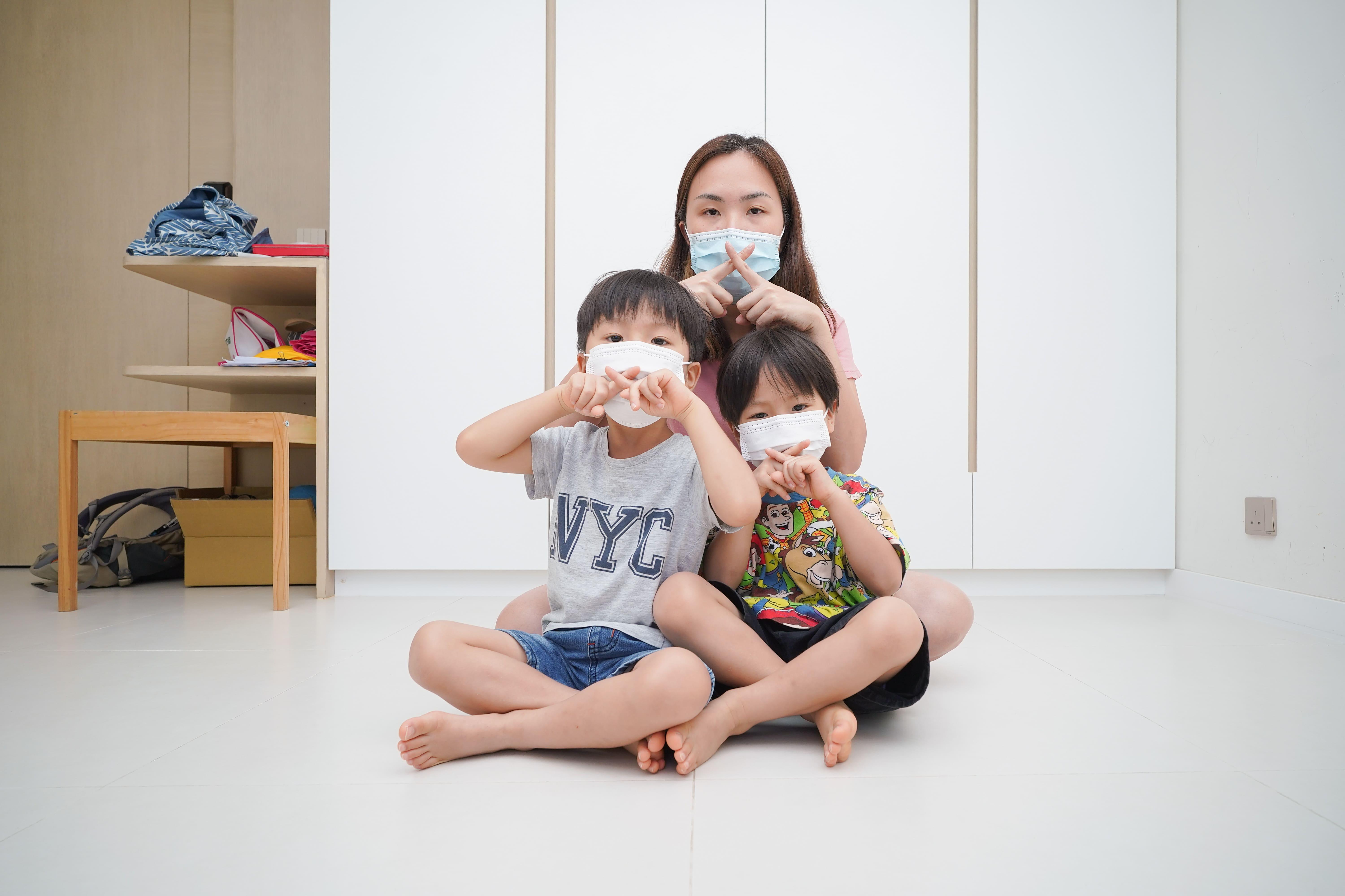 家長長期帶口罩,有機會對小朋友成長造成不同方面的身心健康挑戰。