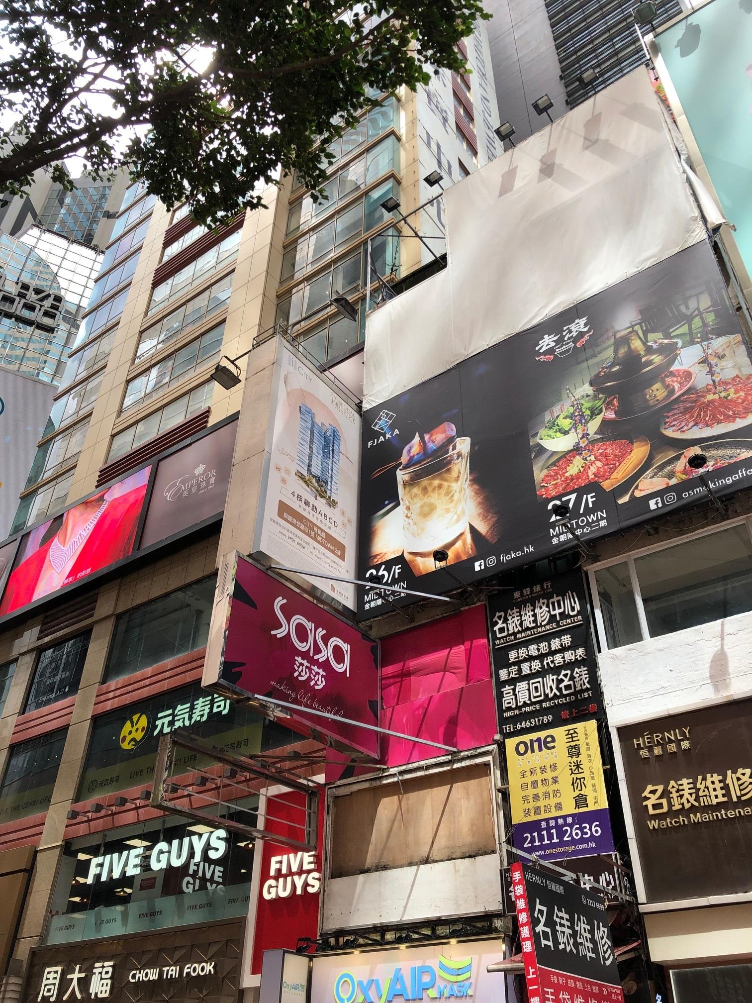 由麥浚龍父親、中建富通主席麥紹棠持有的銅鑼灣羅素街8號中高層全層樓上舖,早前以1.1億蝕讓價,售予馬時亨長女劉馬露明。
