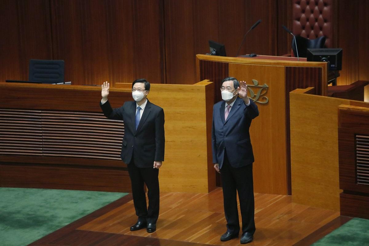 梁君彥(右)祝賀獲中央政府任命的第六屆政府主要官員,旁為李家超。(資料圖片/林俊源攝)