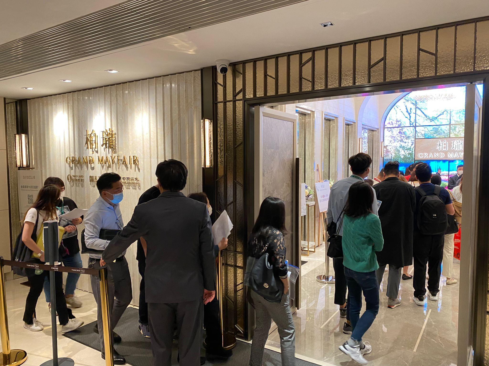 6月份一手私人住宅買賣合約登記暫錄751宗,總值82.1億元,預期整月約錄1,300宗及140億元,連續兩個月企穩1,000宗以上水平。(圖錦上路站柏瓏項目售樓情況,資料圖片)