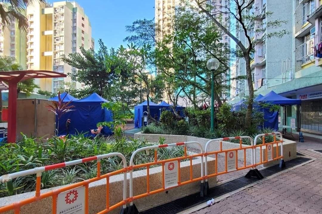 當局圍封東邨耀貴樓,要求範圍內居民強制檢測。(網民Nana Cheung@FB群組「筲箕灣人筲箕灣事」)