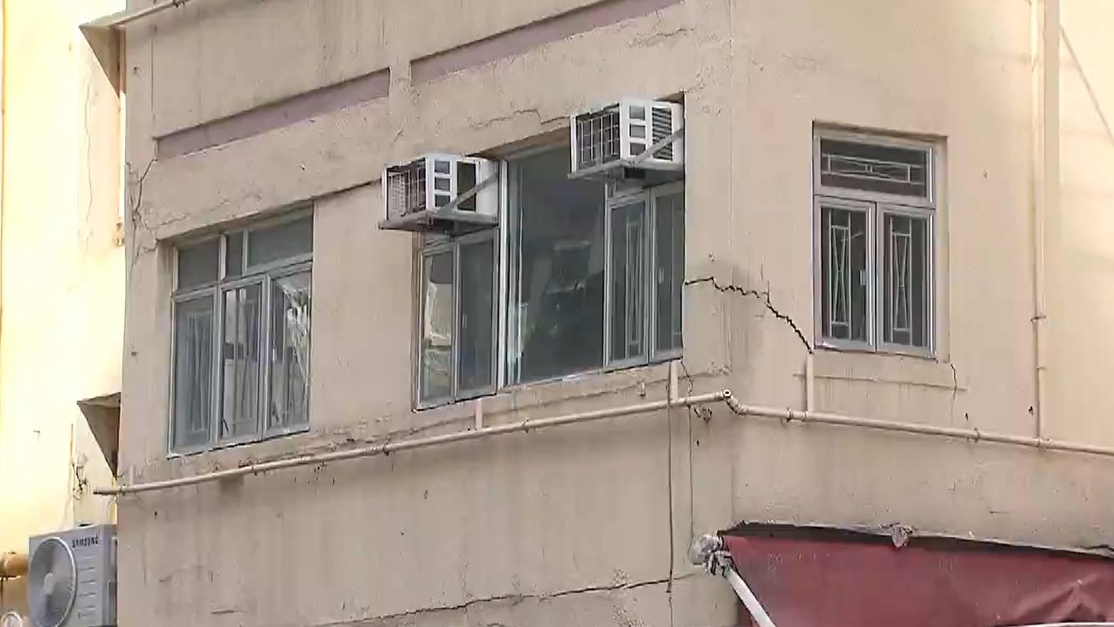 佐敦「八文樓」文苑樓外牆爆裂鋼筋外露 何鉅業:有向下墮趨勢