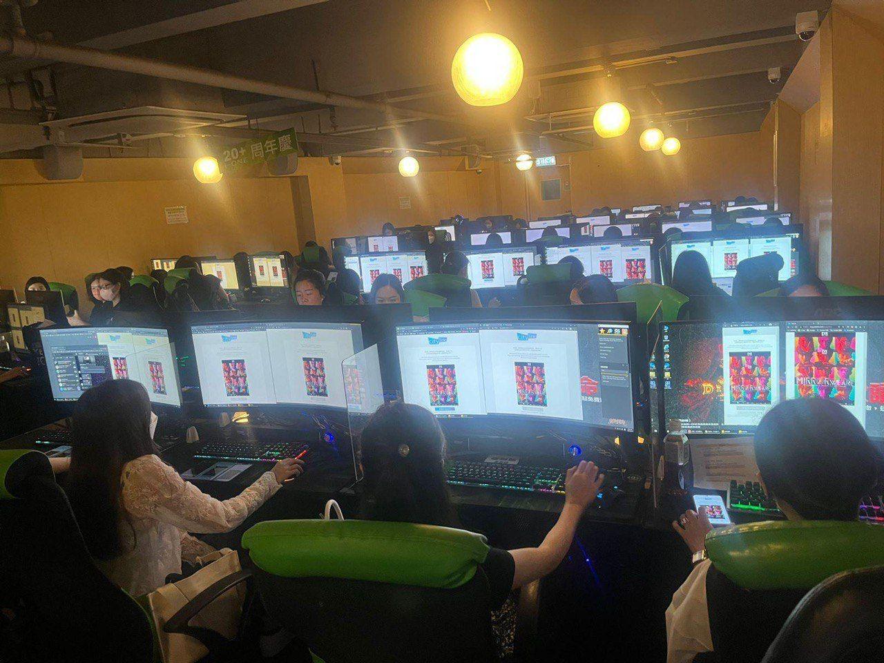 有網吧爆滿,全場均在撲MIRROR演唱會門票。