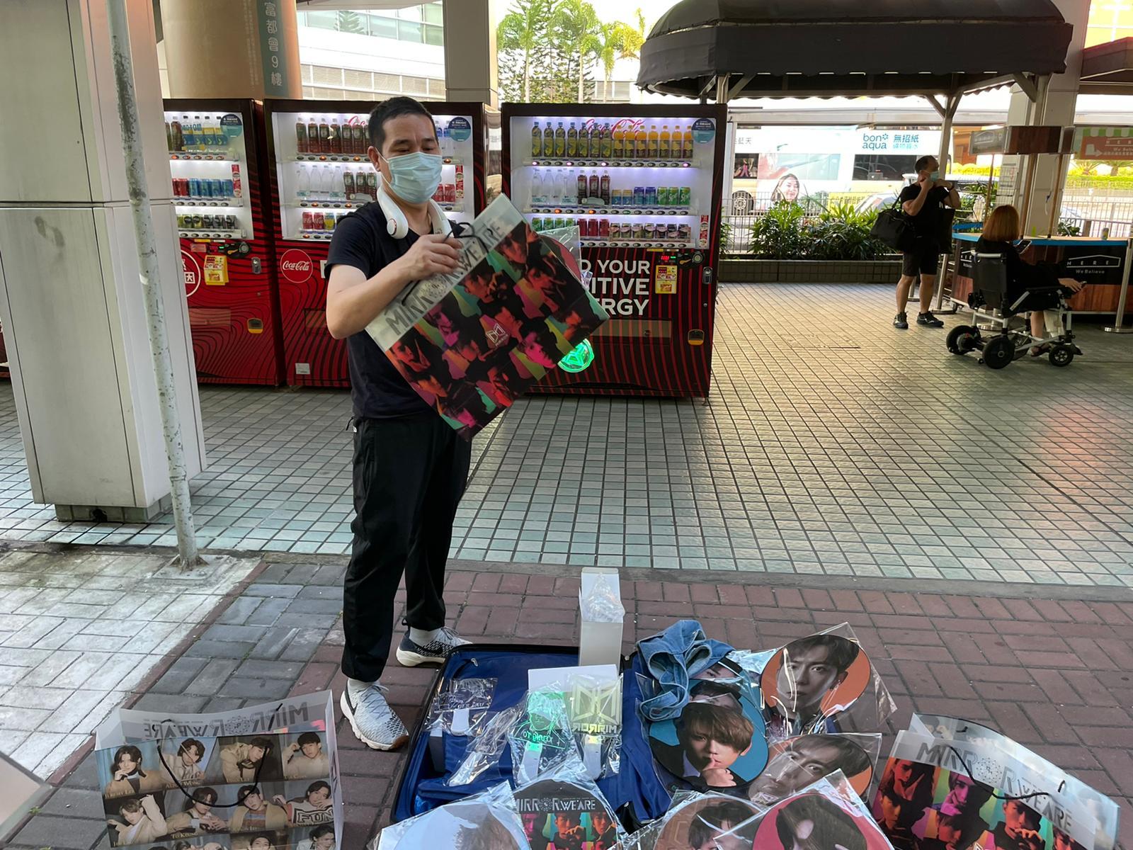 MIRROR演唱會|黃昏開始愈見墟冚 紅館附近不乏小販賣老翻產品