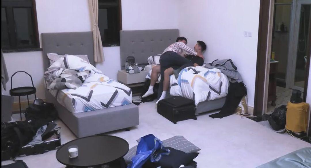 日前播出的第二集,Stan竟擒上Henry大玩hehe場面