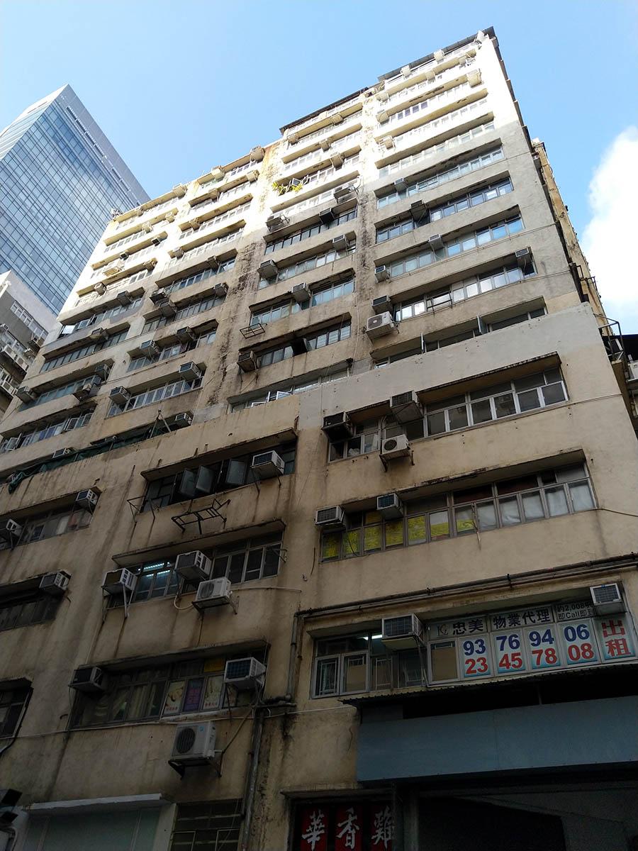 成運工業大廈位於觀塘工業區核心地段,人流時刻暢旺,新近有一低層連租約單位放售,叫價3,300萬元,現有租約每月租金約10萬元,回報率約3.6%,屬高回報投資。