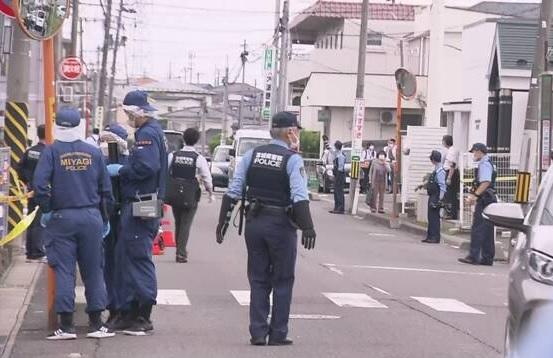 大批警員在案發現場調查。(互聯網)