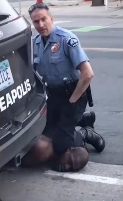 法官判刑時指,肖萬的行為冒犯和不合理,跪頸導致他人死亡是錯誤,需受到嚴厲懲罰。(資料圖片)