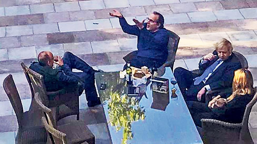 約翰遜「派對門」爭議,被指在封城期間於首相府開P。(互聯網)