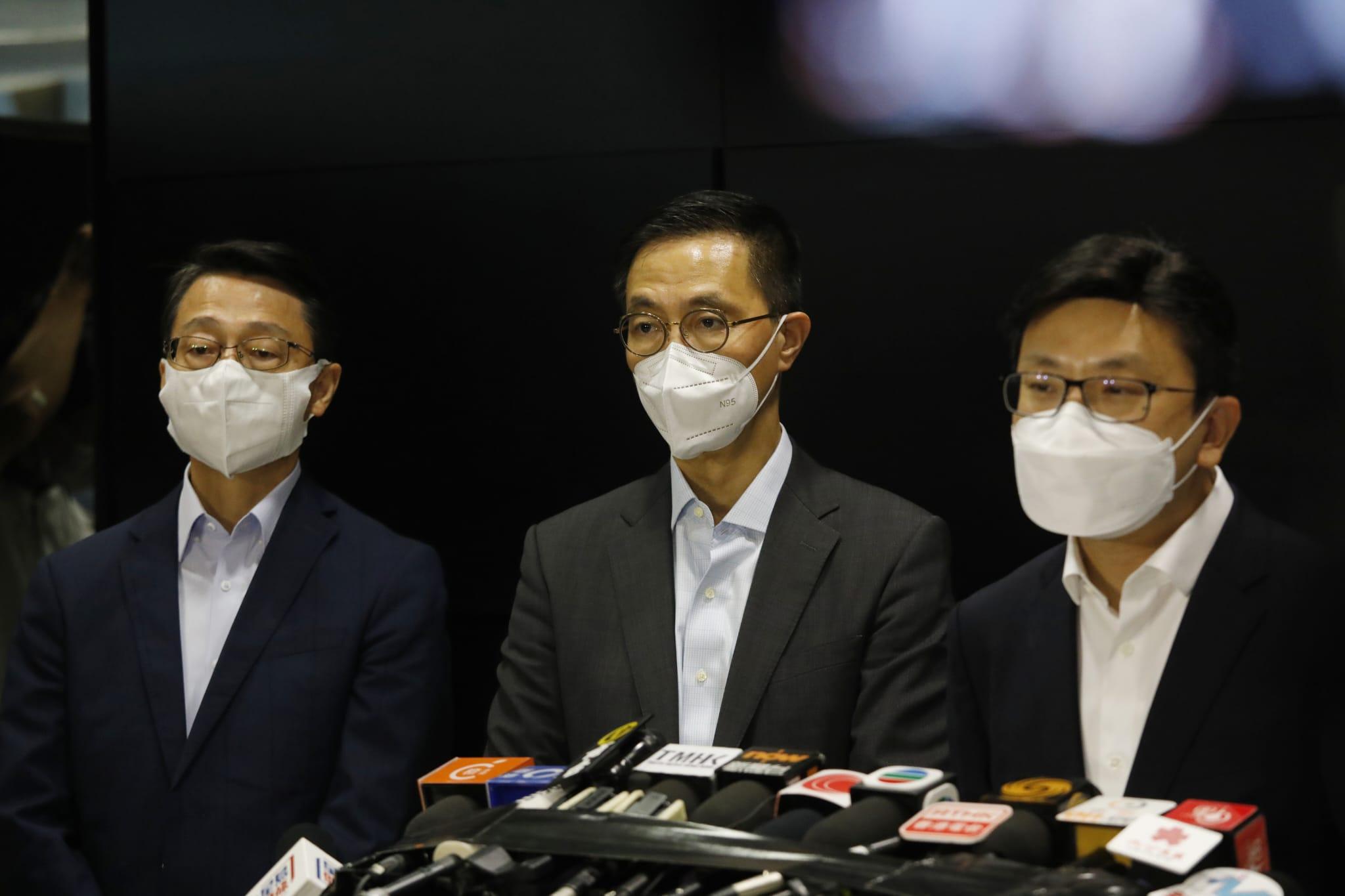 楊潤雄指,初步調查有一條鋼索斷裂令電視倒塌。(林俊源攝)