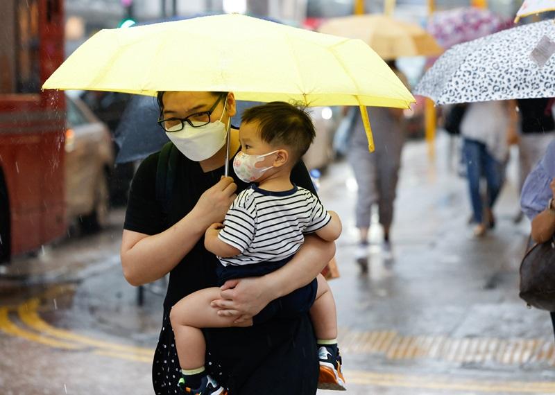 天文台指,3號強風信號會在中午前維持,將視乎風力考慮是否改發8號。(資料圖片)