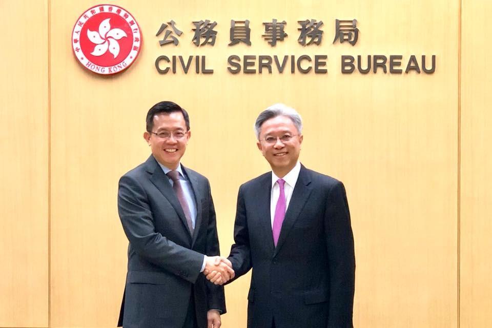 葉成昌(左)2018年曾訪港,並與時任公務員事務局長羅智光(右)會面。(公務員事務局FB專頁)