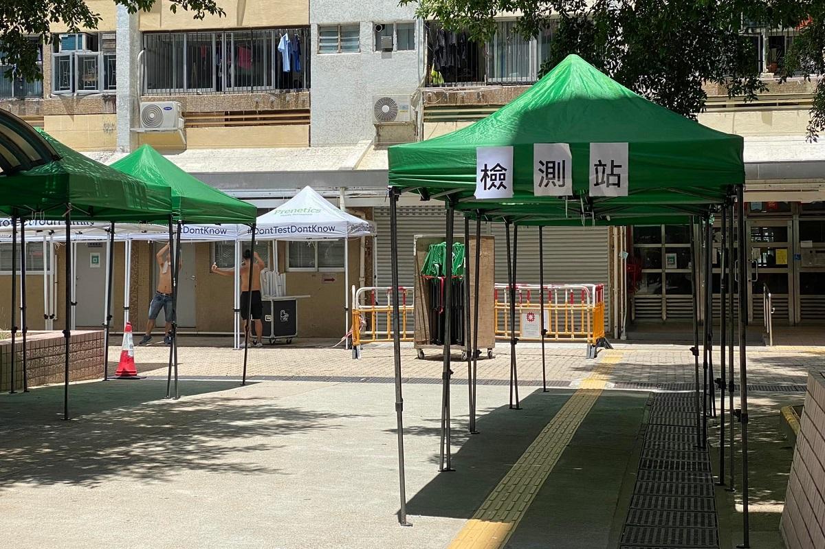 當局圍封鴨脷洲邨利滿樓,要求範圍內居民強制檢測。(網民Nelson Wong@FB群組「鴨脷洲西邨吹水台」)