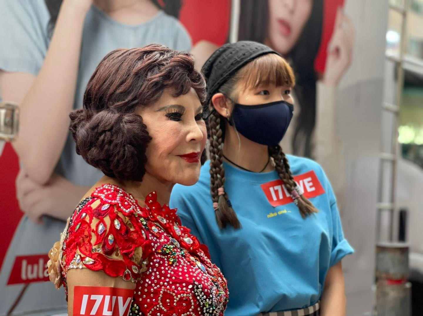 黃夏蕙離港前應網上平台之邀出席活動,旁為歌手何佩。