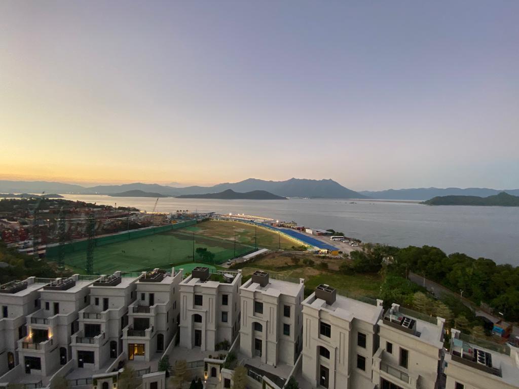 接近180度的吐露港及海星灣海景,同時遠望八仙嶺山景,景觀殺食吸引。